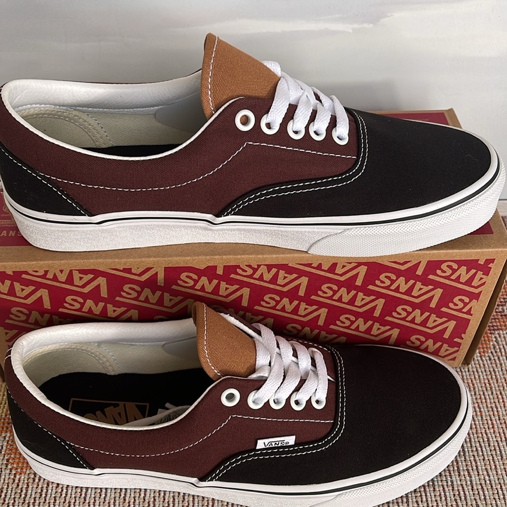 Vans Men’s Era Color Block Black/Brown
VN0005UEYS8
Sneakers - Picture 4 of 16